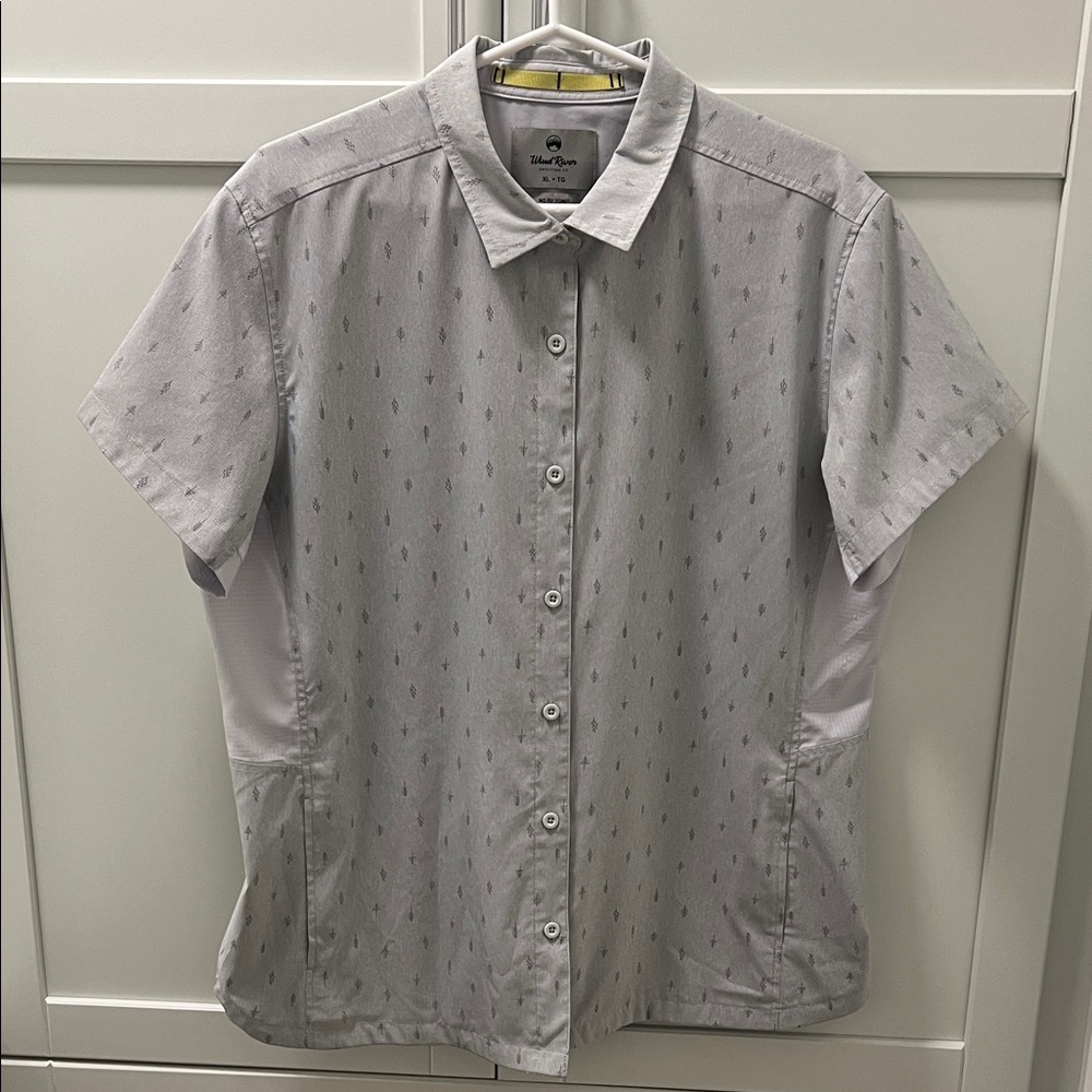 WIND RIVER Arrow Design Front Zip Pockets Casual Button Down Shirt | Back Logo